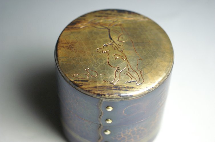 銅茶筒 彫文 鳥獣戯画モチーフ 八半斤 茶器 | 鎌倉清雅堂