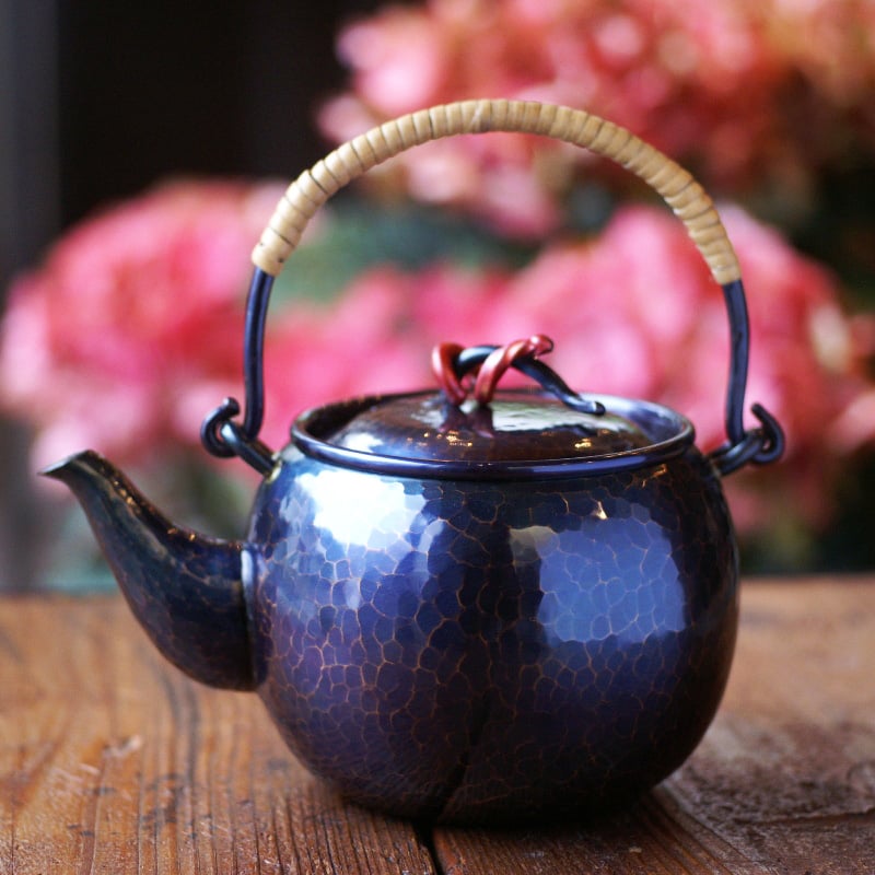 急須 銅器 手作り 青藍色 丸形 鎚肌 吊手 茶漉し 二合用 茶器【工芸