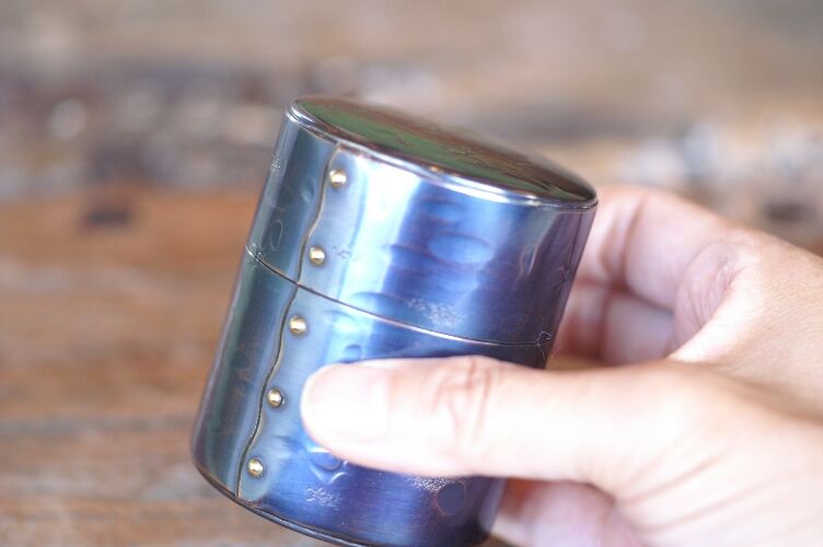 銅器 茶筒 茶器 茶道具 香道具 物入れ 装飾品 工芸品 置物 茶道具 茶入（ちゃいれ） 茶入盆 堆朱塗盆 牡丹唐草 尾崎 吉蔵
