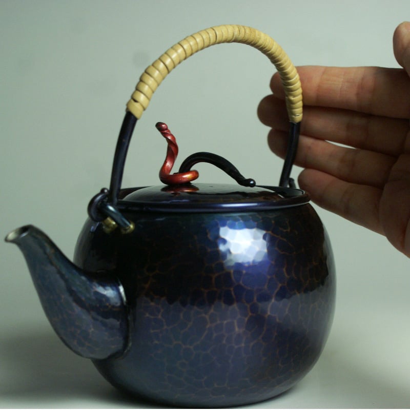 急須 銅器 手作り 青藍色 丸形 鎚肌 吊手 茶漉し 二合用 茶器【工芸