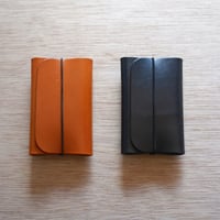 本のようなレザーカードケース