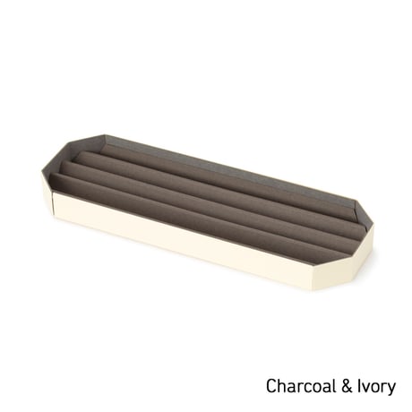 PLEATS TRAY（縦に入ったプリーツのトレイ） - Charcoal & Ivory