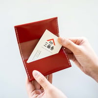 本革の二つ折り名刺入れ　KAKURA
