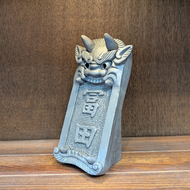 ・鬼瓦 ・約43cm (横) × 約26cm (縦) 鬼瓦 ・約43cm (横) × 約26cm (縦)