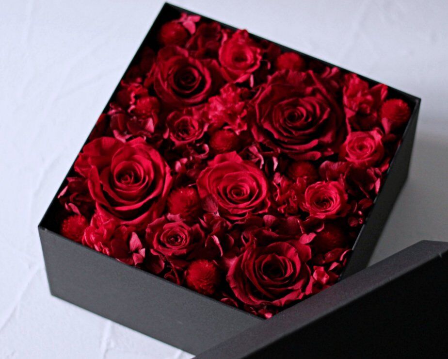 テニス太郎です。プリザーブドフラワー ボックスフラワー ローズ12本 ブルー（プリザーブドフラワー