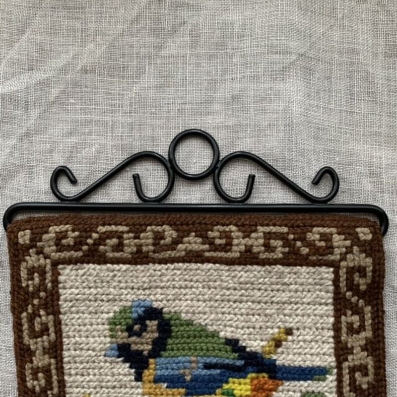 Dala Treasures 15] スウェーデン ツヴィスト刺繍の鳥の壁かけA