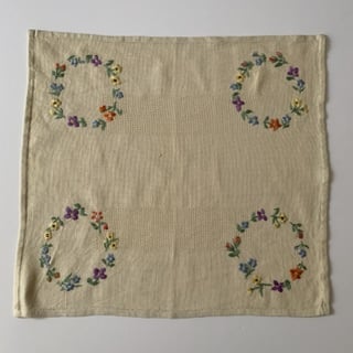 Dala Treasures 99] スウェーデン 花輪の刺繍のクロス | Sweet Sw