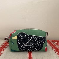 [to-go35] スウェーデン アルメダールスの布を使ったパフィー・ポーチM（鳥とチェリー）