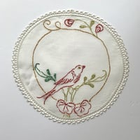 [Dala Treasures 125] スウェーデン　赤い鳥の刺繍のミニ・ドイリー