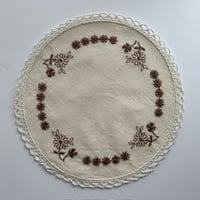 [Dala Treasures 124] スウェーデン　ひな菊の刺繍のミニ・ドイリー
