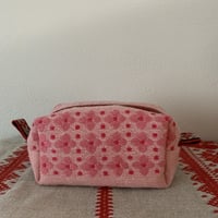 [to-go36] スウェーデンのヴィンテージ布を使ったパフィー・ポーチM（ピンクのお花たち）