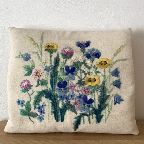 [Dala Treasures 71] スウェーデン  野花の刺繍のウール・クッション