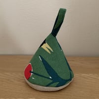 [to-go25] 北欧ファブリックの三角鍋つかみ（緑・鳥と木の実）