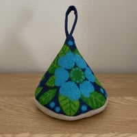 [to-go21] 北欧ファブリックの三角鍋つかみ（ハート型の青い花）