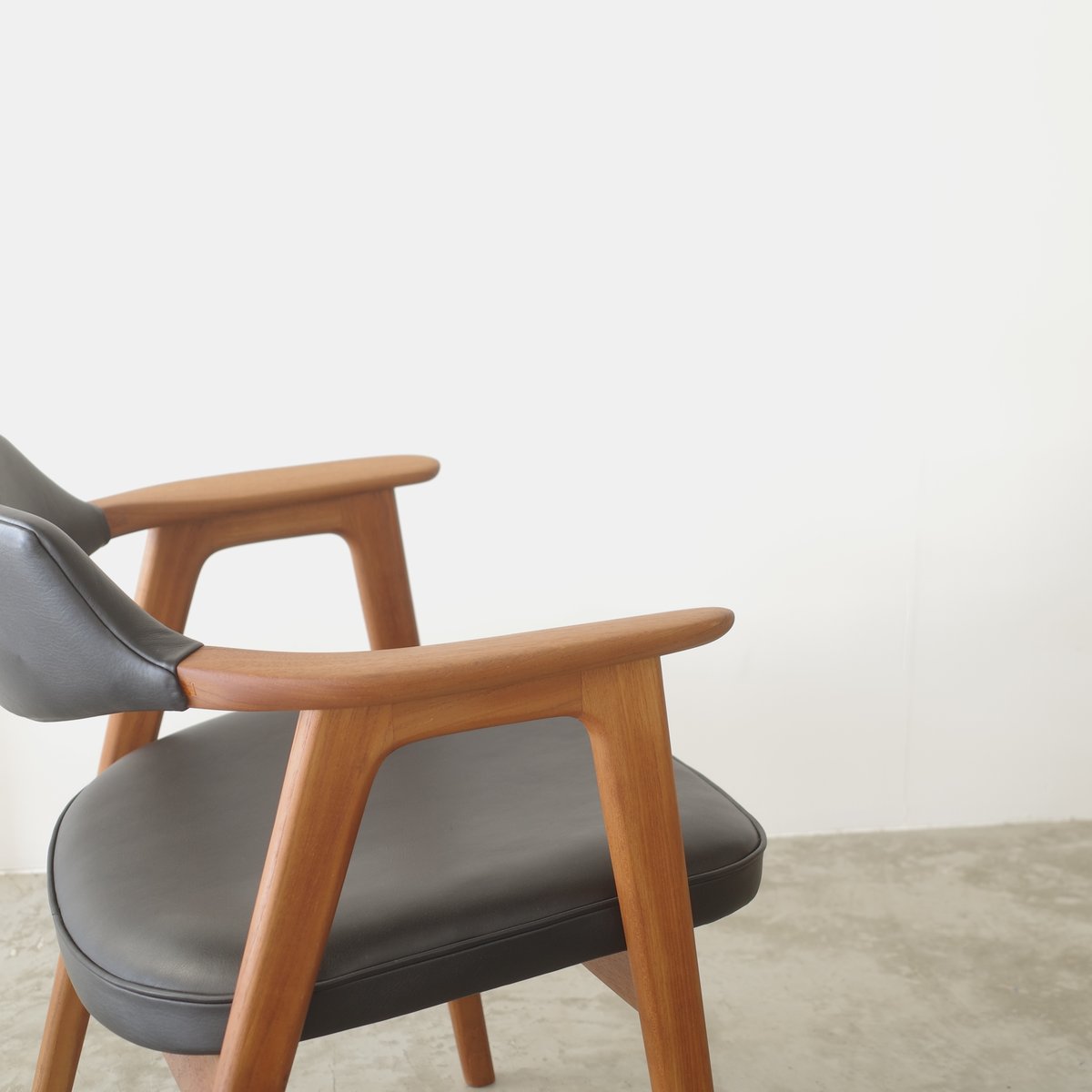 Erik Kirkegaard / model.42 アームチェア（ teak ） | 𝐟𝐥𝐨𝐨𝐫