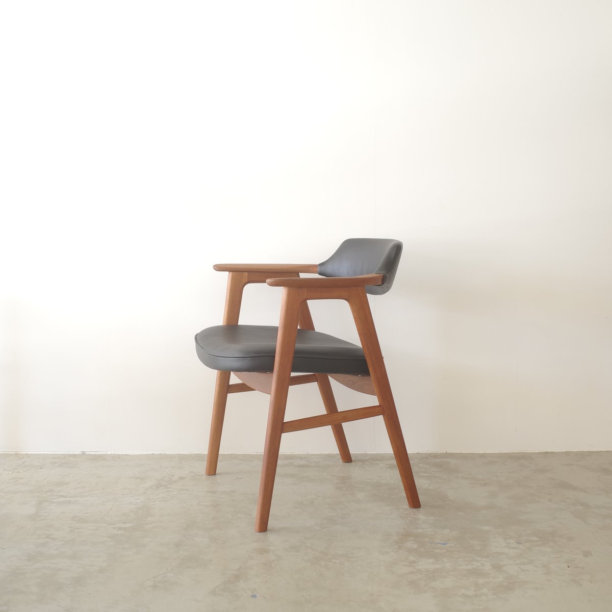Erik Kirkegaard. アームチェア Erik Kirkegaard / model.42 アームチェア（ teak ） | 𝐟𝐥𝐨𝐨𝐫