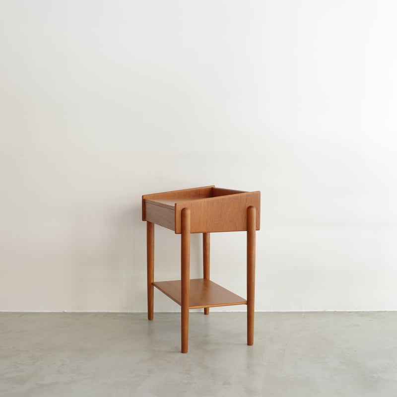 Borge Mogensen / Model.148 ベッドサイドテーブル | 𝐟𝐥𝐨𝐨𝐫