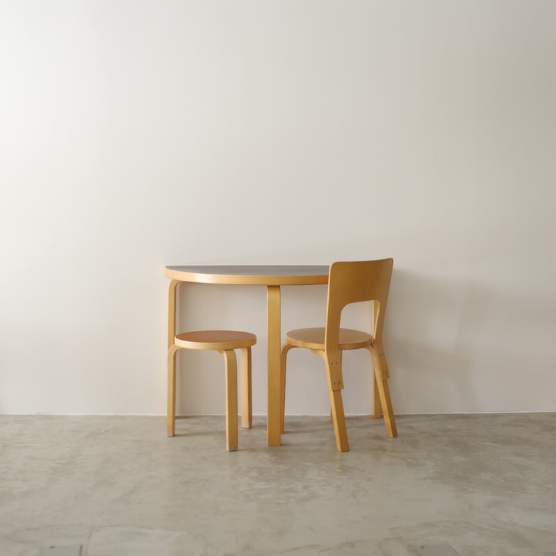 Alvar Aalto for Artek / ハーフラウンドテーブル | 𝐟𝐥𝐨𝐨𝐫