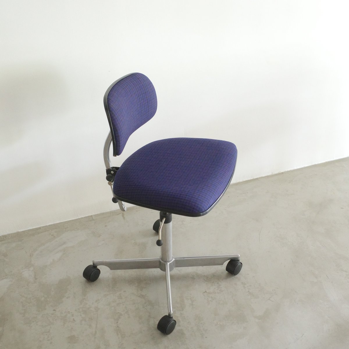Jorgen Rasmussen(ヨルゲン・ラスムッセン)デザイン KEVI Chair(ケヴィチェア)。シンプルなビンテージ デスクチェア。Fritz Hansen(フリッツハンセン)/デンマークCJ420 Jorgen Rasmussen / ''KEVI'' デスクチェア | 𝐟𝐥𝐨𝐨𝐫