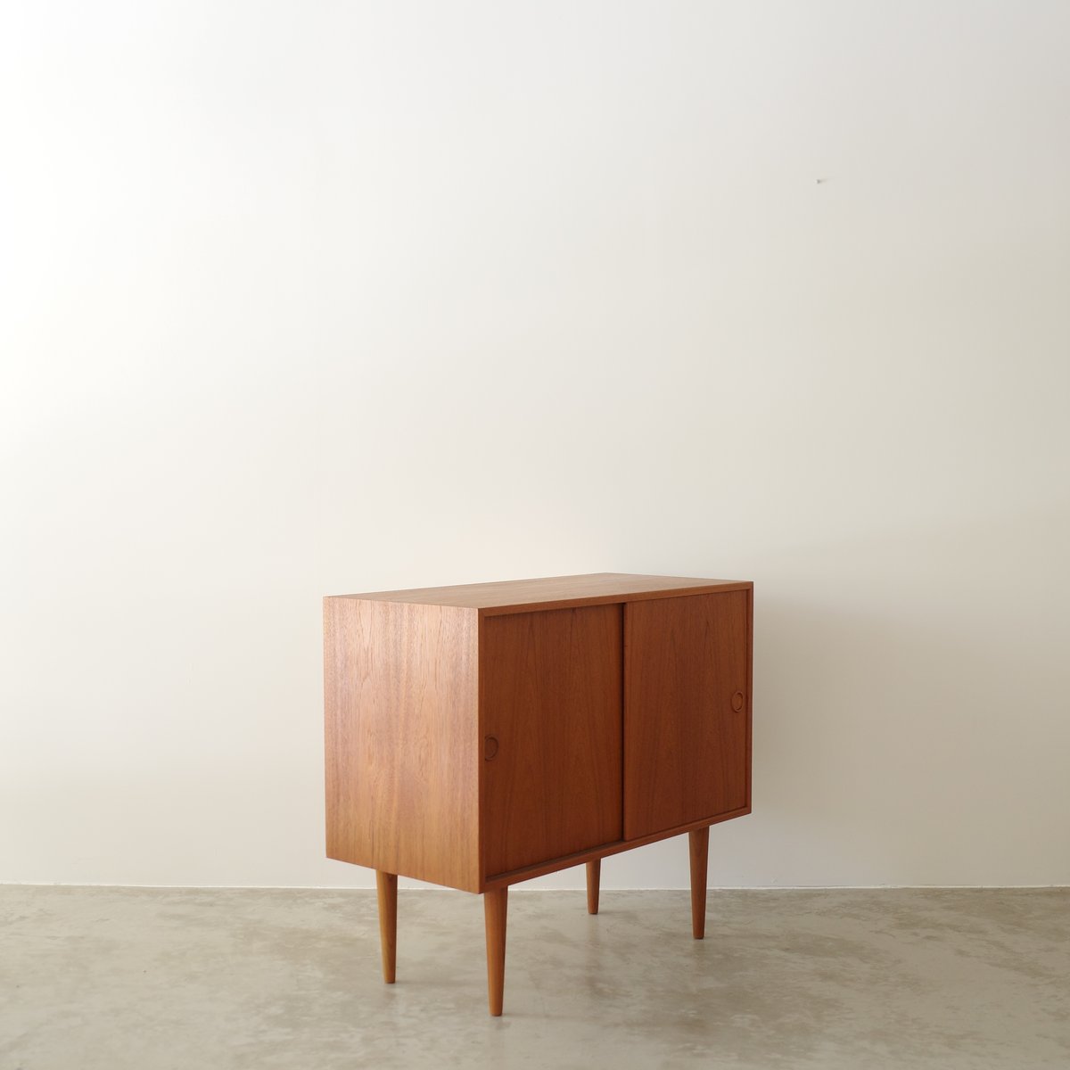 木製キャビネット レッチェ 134キャビネット WALNUT(W134×D40×H88cm)税込￥158,000