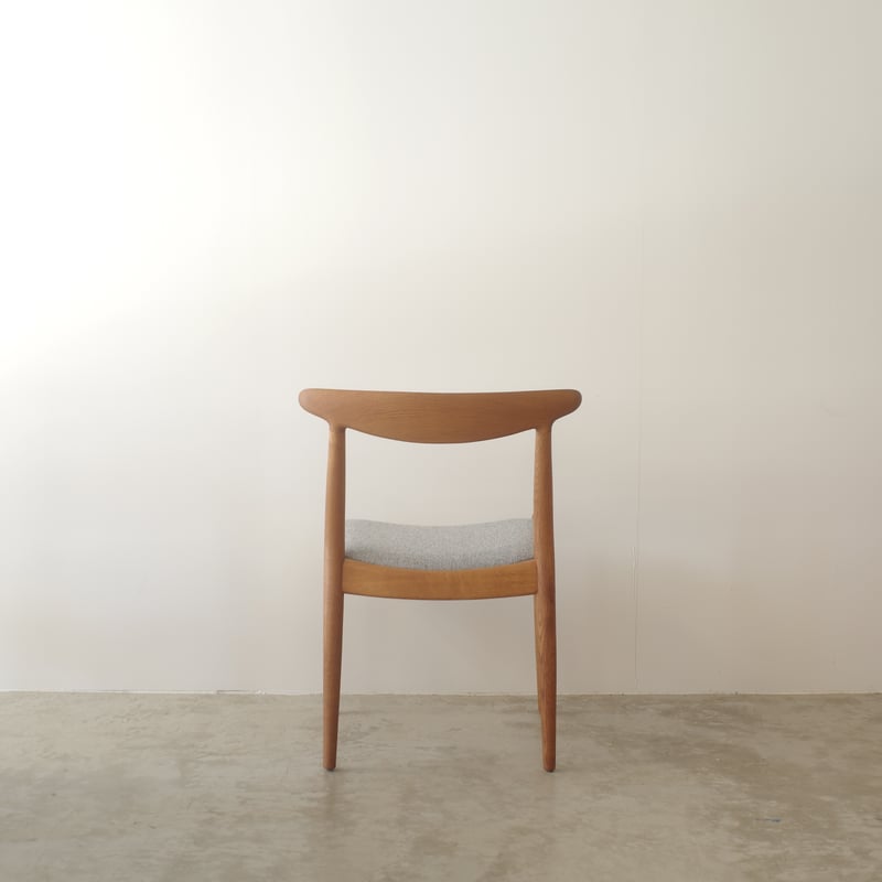 Can anyone tell me if this is a Hans Wegner W1 or a W2 chair It has been IDed as both- very confusing I inherited a set of 4 from a woman