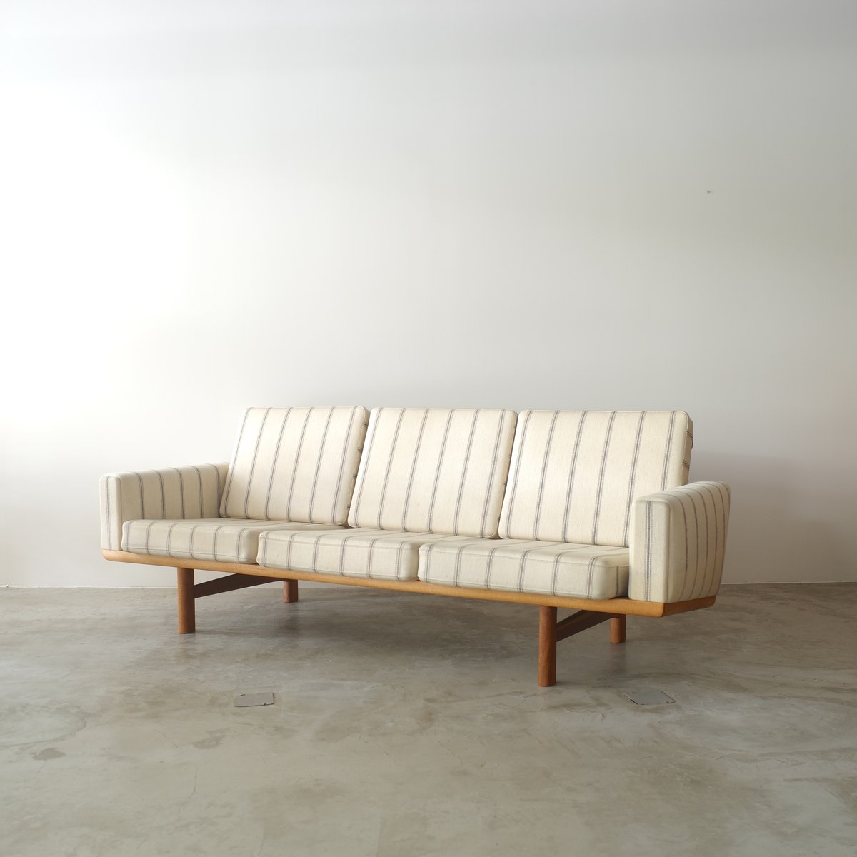 Hans J. Wegner / GE236 3シートソファ | 𝐟𝐥𝐨𝐨𝐫