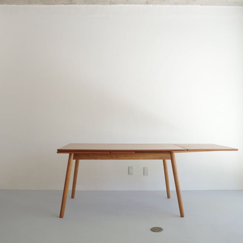 Poul M Volther(ポールMヴォルター)のデザインのダイニングテーブル Poul M Volther(ポールMヴォルター)のデザインのダイニングテーブル