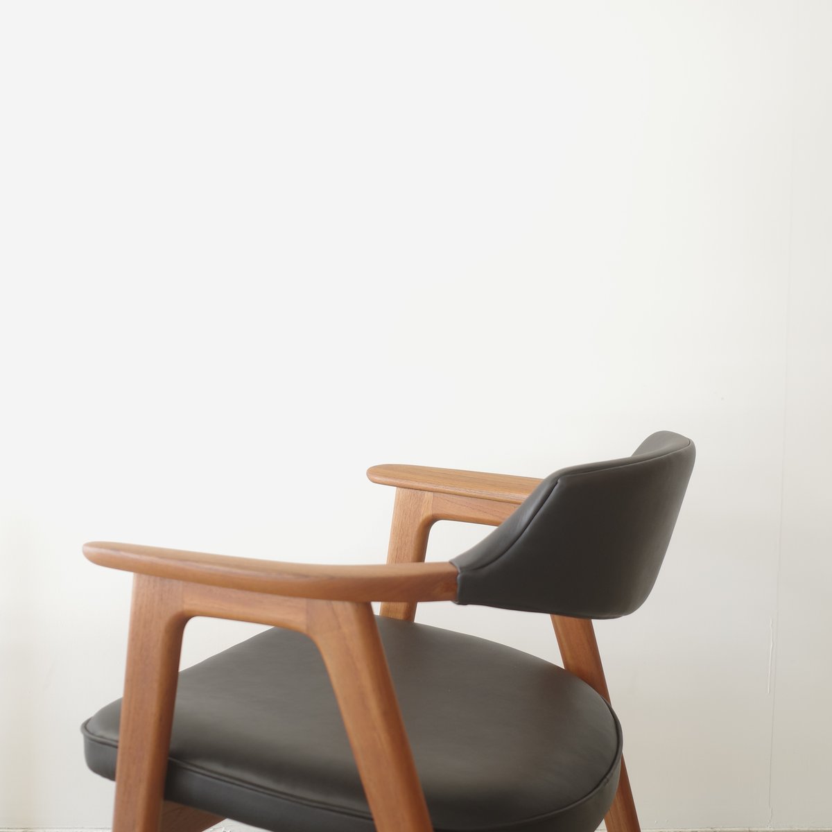Erik Kirkegaard / model.42 アームチェア（ teak ） | 𝐟𝐥𝐨𝐨𝐫
