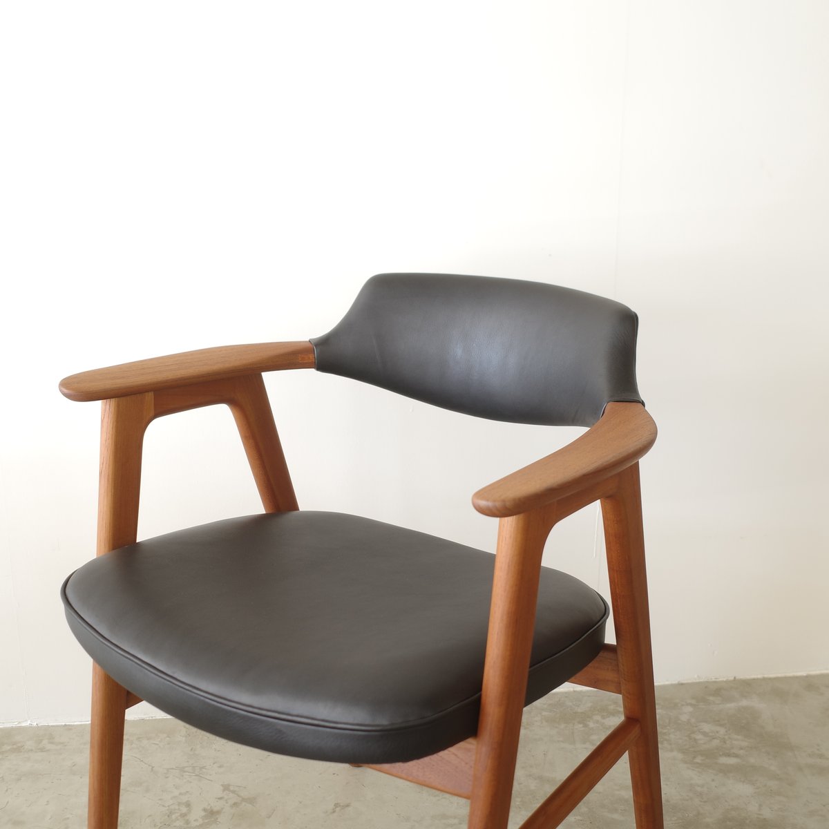 Erik Kirkegaard / model.42 アームチェア（ teak ） | 𝐟𝐥𝐨𝐨𝐫