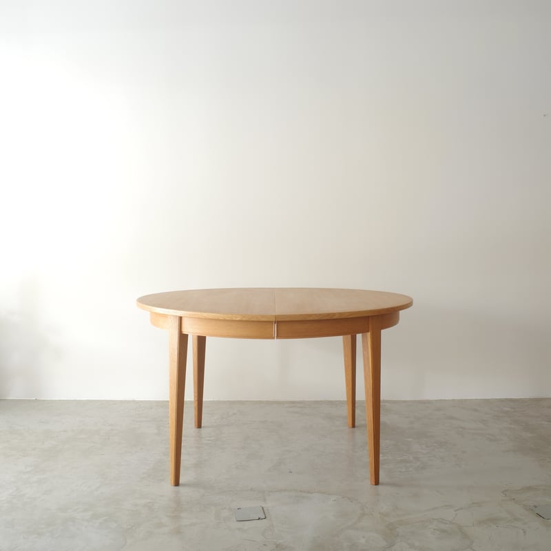 カナ　オーク無垢材　ダイニングテーブル　ラウンドテーブル　ヴィンテージ Omann Jun / model.55 ラウンドダイニングテーブル（ oak ） | 𝐟𝐥𝐨𝐨𝐫