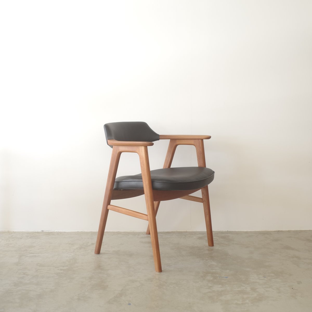Erik Kirkegaard / model.42 アームチェア（ teak ） | 𝐟𝐥𝐨𝐨𝐫