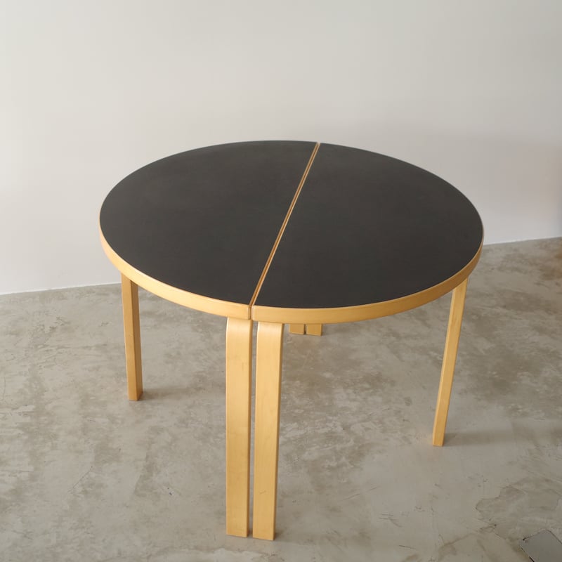 Alvar Aalto for Artek / ハーフラウンドテーブル | 𝐟𝐥𝐨𝐨𝐫