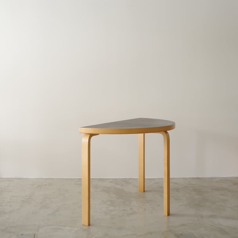 Alvar Aalto for Artek / ハーフラウンドテーブル | 𝐟𝐥𝐨𝐨𝐫