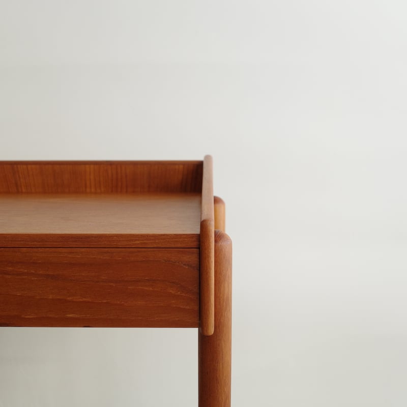 Borge Mogensen / Model.148 ベッドサイドテーブル | 𝐟𝐥𝐨𝐨𝐫