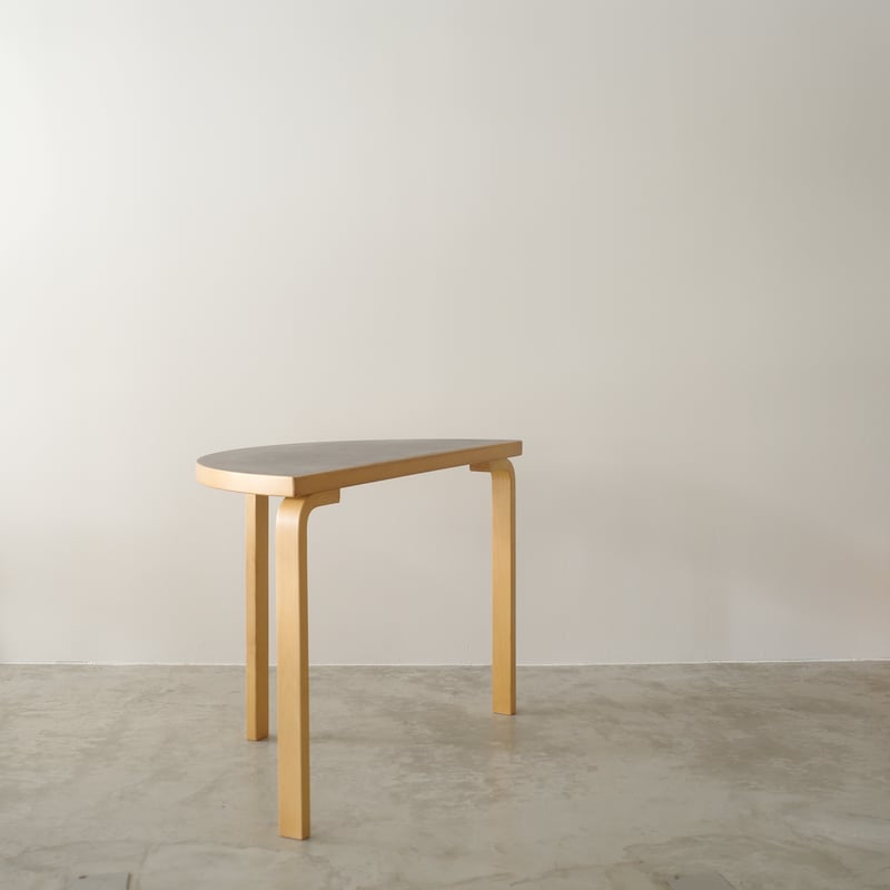 Alvar Aalto for Artek / ハーフラウンドテーブル | 𝐟𝐥𝐨𝐨𝐫