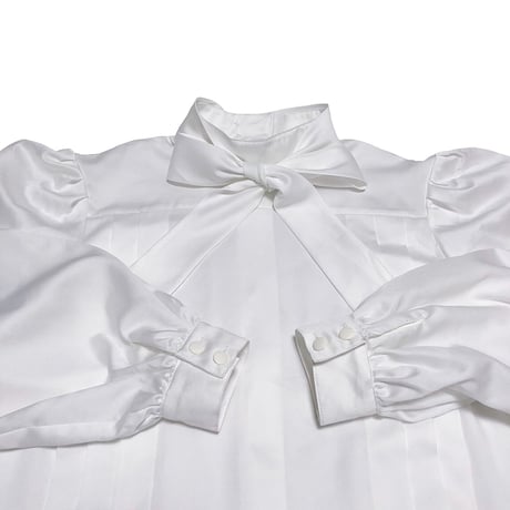Puff sleeve bowtie blouse