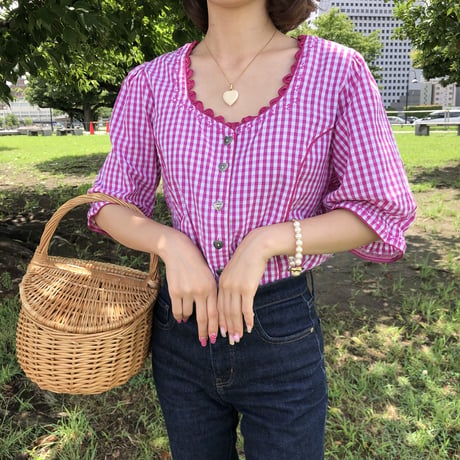 Heart button embroidery blouse
