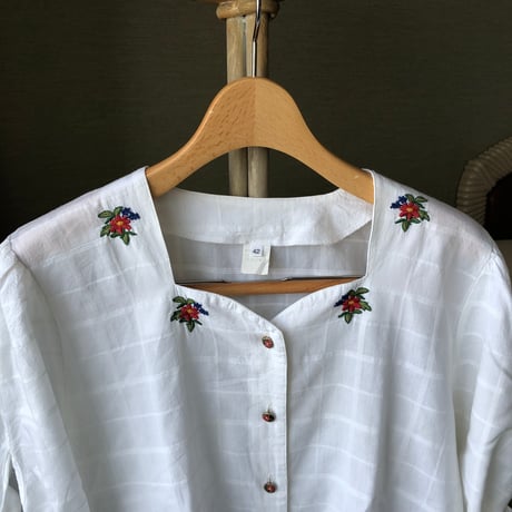 sleeve ribbon embroidery blouse