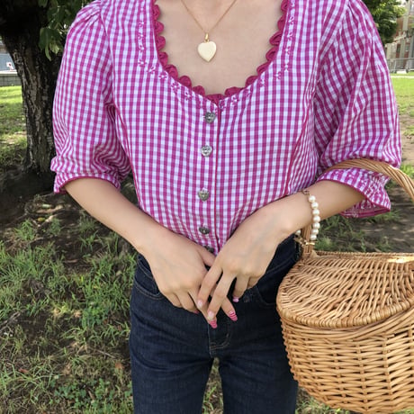 Heart button embroidery blouse