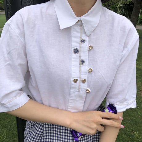 Heart button embroidery shirt