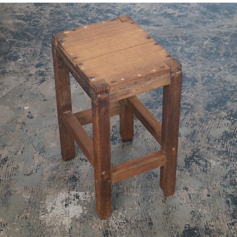 古く味のある木製の椅子　スツール　チェア　古道具　古家具 古く味のある木製の椅子 スツール チェア 古道具 古家具 古く味