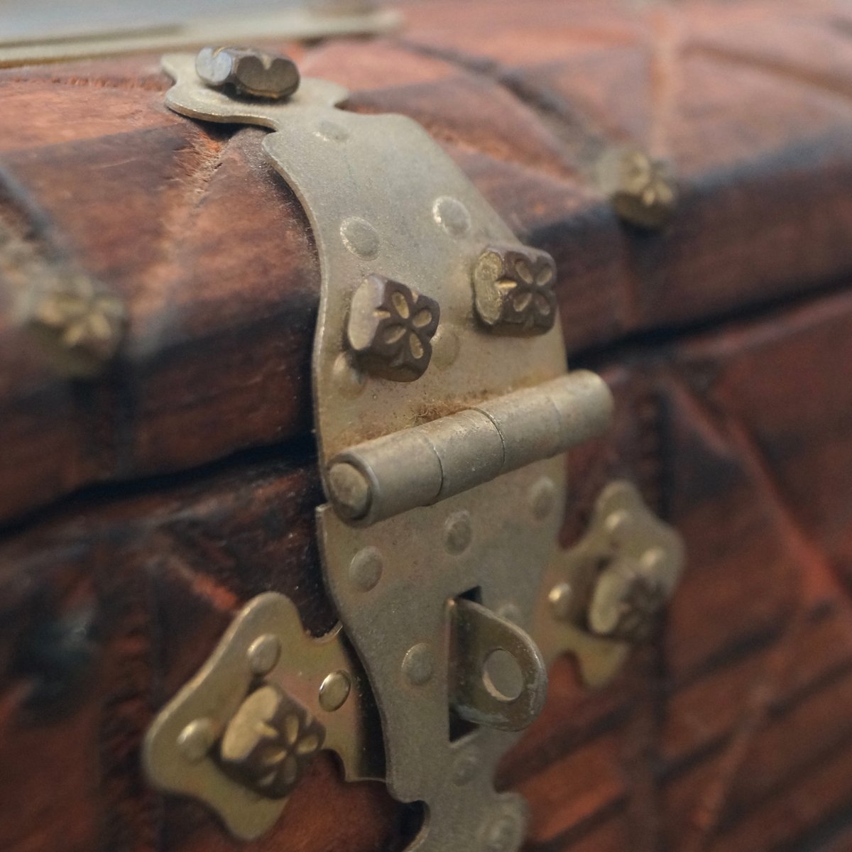 中国骨董、革製 枕型宝箱 中国骨董、革製 枕型宝箱