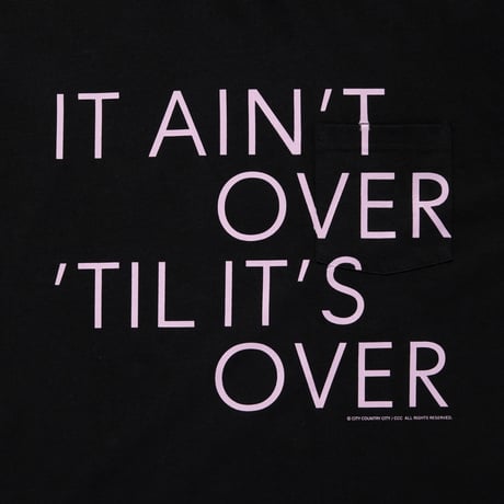 COTTON POCKET T-SHIRT_IT AINT OVER TIL IT'S OVER_BLACK