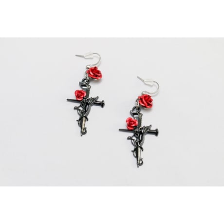 【Hiina Rose】／ゴシック調 ブラッククロス×ダブルローズ ピアス（レッド×レッドローズ）