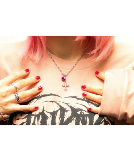 【Hiina Rose】／デザインクロス・ハートラインストーン付き ネックレス（フューシャピンク）