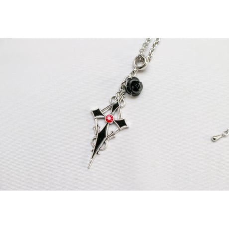 【Hiina Rose】／ゴシック調 ストーン付きブラッククロス・チェーンネックレス（ストーン＝レッド／50cm）