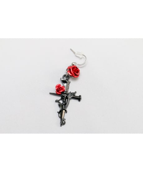 【Hiina Rose】／ゴシック調 ブラッククロス×ダブルローズ ピアス（レッド×レッドローズ）