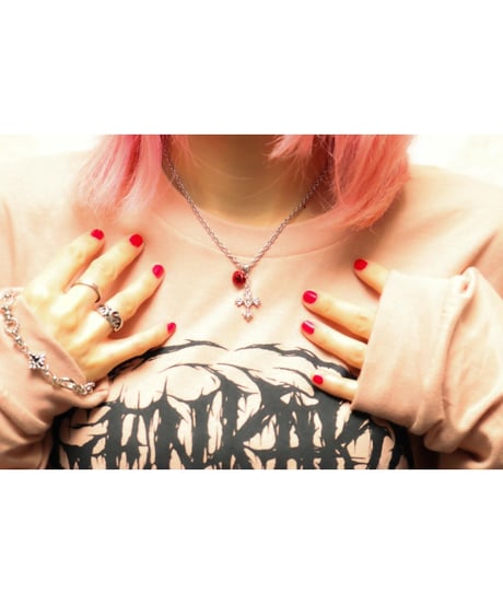 【Hiina Rose】／デザインクロス・ハートラインストーン付き ネックレス（レッド）