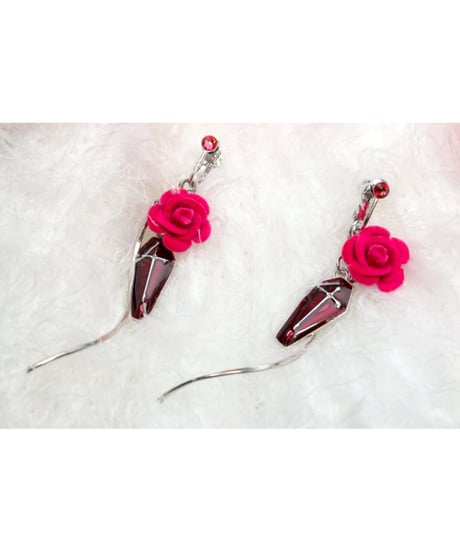 【Hiina Rose】／クロス×ツイストチャーム ベロアローズ ・スワロフスキー付き イヤリング（ピンク）