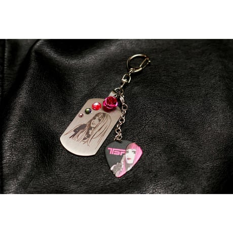 【Hiina Rose】／HINAサイン入り！ピック付き・ドッグタグプレート キーホルダー“5周年スペシャル価格!!”（数量限定販売）【期間限定・スペシャル特典あり!!】